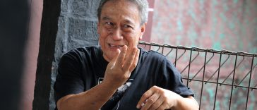 Kisah lahirnya Batik Karawang, regenerasi, filosofi motif, dan perjuangan menjaga warisan budaya di tengah industrialisasi.