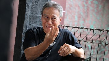 Kisah lahirnya Batik Karawang, regenerasi, filosofi motif, dan perjuangan menjaga warisan budaya di tengah industrialisasi.