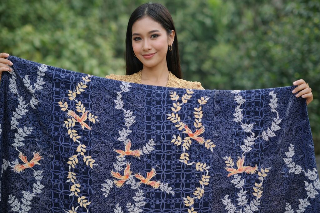 Motif Batik Weton Senin Kliwon karya Nurohmad hadirkan simbol bulan, pohon bodhi, dan warna filosofis penuh makna.