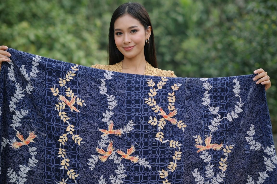 Motif Batik Weton Senin Kliwon karya Nurohmad hadirkan simbol bulan, pohon bodhi, dan warna filosofis penuh makna.