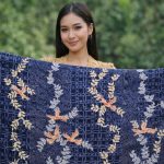 Motif Batik Weton Senin Kliwon karya Nurohmad hadirkan simbol bulan, pohon bodhi, dan warna filosofis penuh makna.