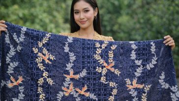 Motif Batik Weton Senin Kliwon karya Nurohmad hadirkan simbol bulan, pohon bodhi, dan warna filosofis penuh makna.