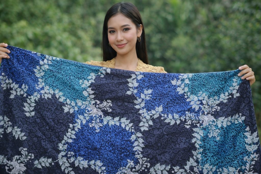 Motif Batik Weton Selasa Kliwon padukan api biru dan ether, simbol tradisi Cirebon dalam struktur tambal kanoman.