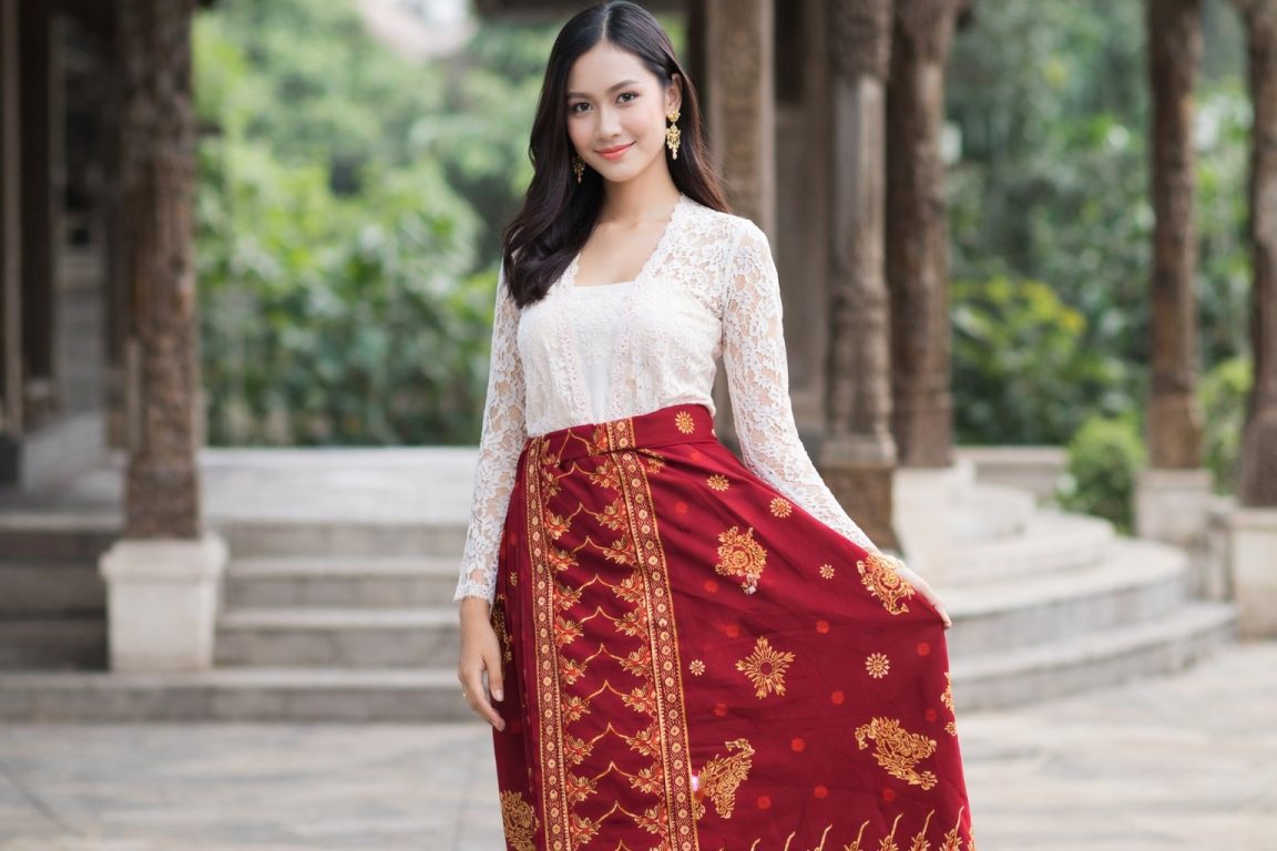Motif Batik Weton Minggu Pahing karya Nurohmad hadirkan api, matahari, harimau dan cakra dalam struktur sarung filosofis.