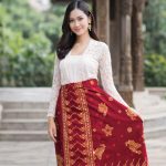 Motif Batik Weton Minggu Pahing karya Nurohmad hadirkan api, matahari, harimau dan cakra dalam struktur sarung filosofis.