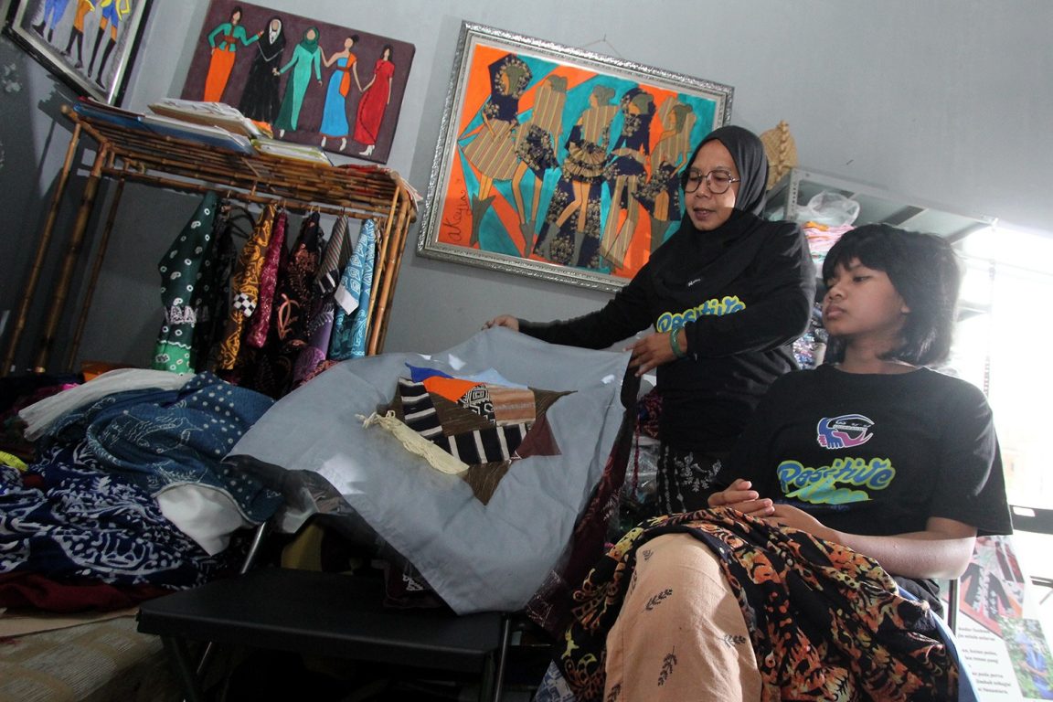 Perjalanan Kreasi Batik Tuli Karawang, memberdayakan disabilitas lewat batik riset sejarah hingga panggung dunia.
