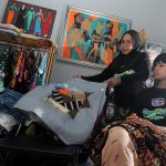 Perjalanan Kreasi Batik Tuli Karawang, memberdayakan disabilitas lewat batik riset sejarah hingga panggung dunia.