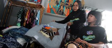 Perjalanan Kreasi Batik Tuli Karawang, memberdayakan disabilitas lewat batik riset sejarah hingga panggung dunia.