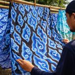 Teknik pewarnaan Batik Mega Mendung menghadirkan gradasi lembut nan tegas melalui kontrol indigosol dan lapisan warna.