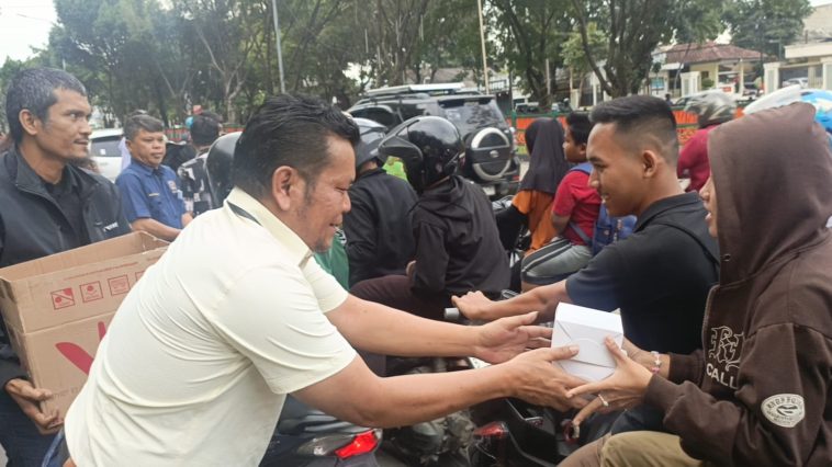 Pokja PWI Jakarta Timur bagikan 200 takjil di Ramadan 1447 H, wujud kepedulian dan solidaritas insan pers.