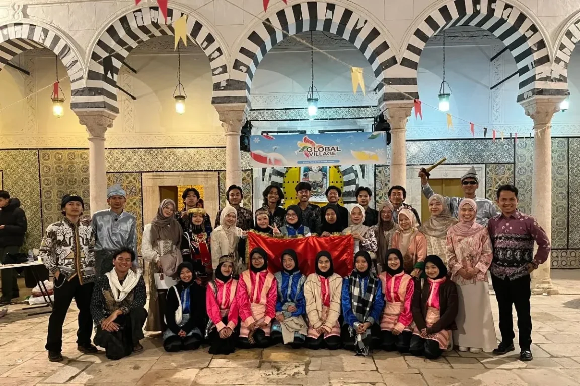 Mahasiswa Indonesia tampil di forum Tunisia, promosikan budaya dan raih juara video dokumenter internasional bergengsi.