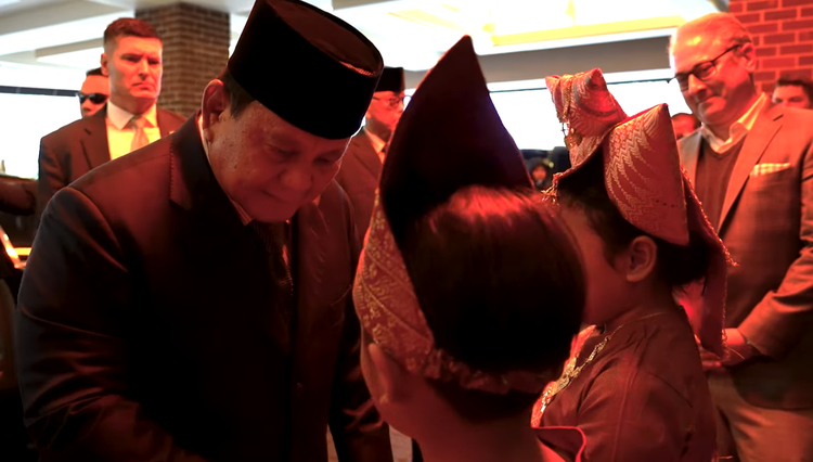 Presiden Prabowo disambut diaspora dan mahasiswa Indonesia saat tiba di Washington untuk agenda diplomatik dan pertemuan dengan Donald Trump.