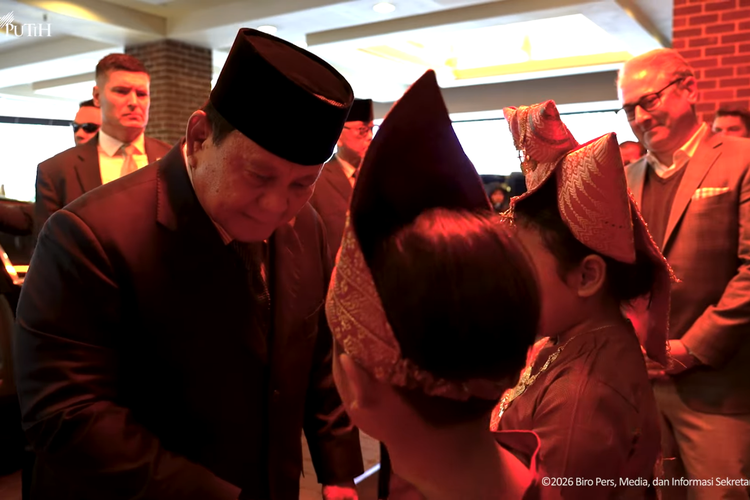 Presiden Prabowo disambut diaspora dan mahasiswa Indonesia saat tiba di Washington untuk agenda diplomatik dan pertemuan dengan Donald Trump.