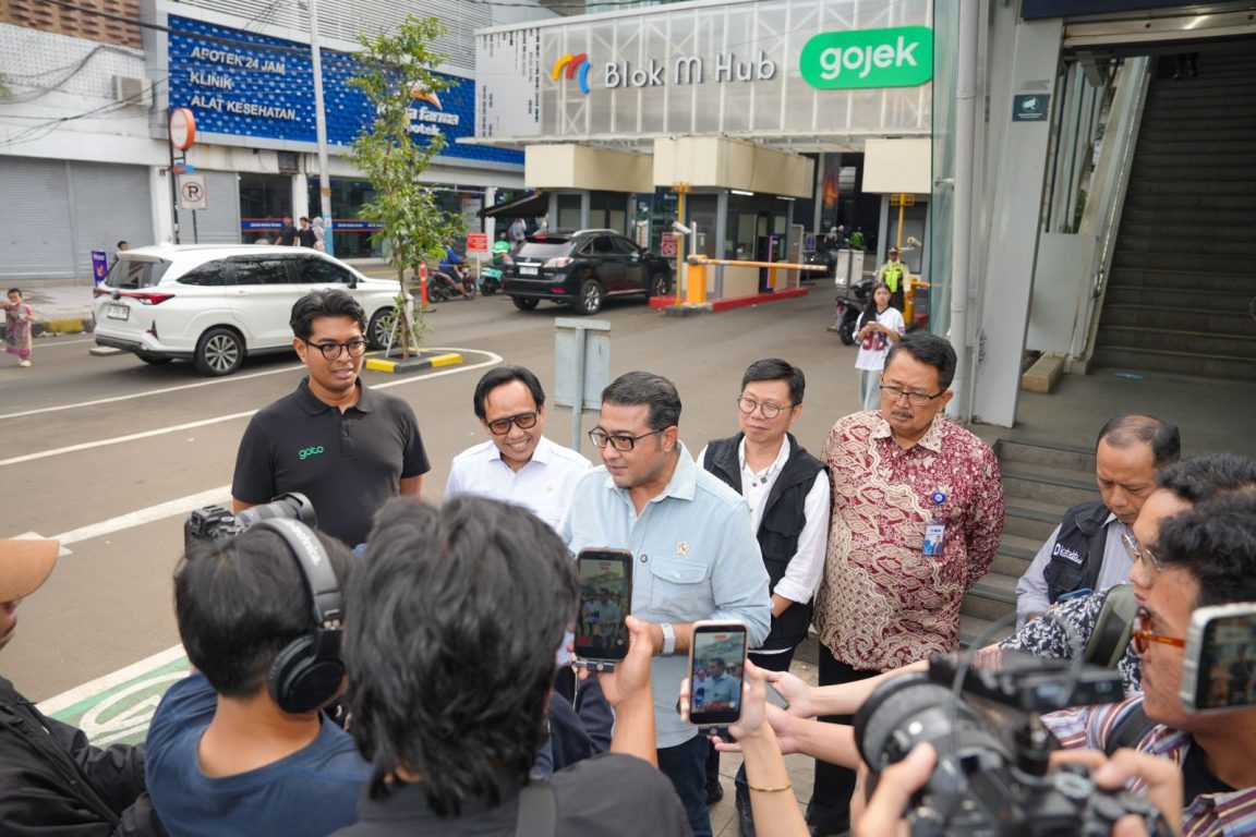 Menteri Ekraf tinjau Blok M saat Lebaran, dorong kawasan kreatif jadi pusat kuliner dan kolaborasi ekonomi kreatif Jakarta.