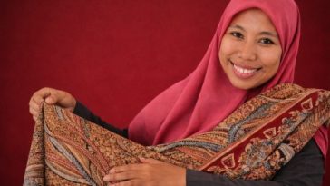 Tradisi batik Rifaiyah di Batang memadukan membatik dan mengaji kitab karya Kiai Ahmad Rifai, warisan spiritual yang diwariskan turun-temurun.