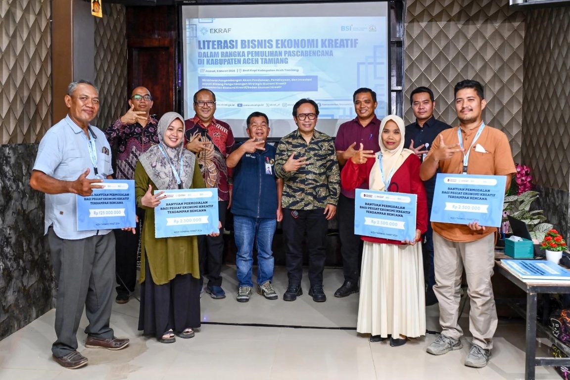 Kementerian Ekraf dan BSI salurkan bantuan modal dan literasi bisnis bagi 50 pelaku ekonomi kreatif Aceh Tamiang pascabanjir.