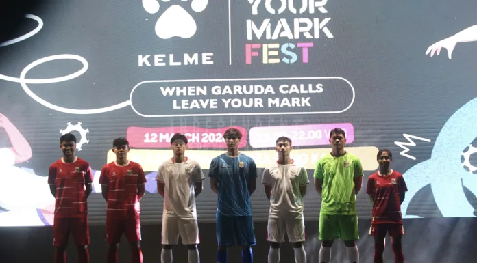 Jersey baru Timnas Indonesia bermotif batik diluncurkan PSSI dan Kelme. Erick Thohir menyebut desain ini simbol identitas budaya bangsa.