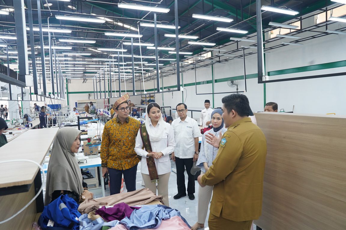 Wamendag Roro Esti meninjau industri kelapa, fashion, dan elektronik di Bintan dan Batam untuk mendorong ekspor Indonesia.