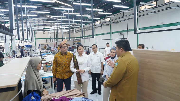 Wamendag Roro Esti meninjau industri kelapa, fashion, dan elektronik di Bintan dan Batam untuk mendorong ekspor Indonesia.