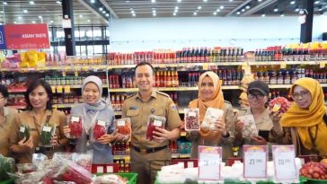 Pemkot Jakarta Timur memastikan stok pangan aman dan harga relatif stabil jelang Idulfitri melalui pengawasan di pasar tradisional dan modern.