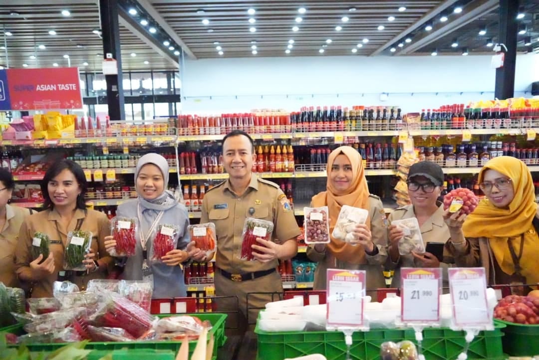 Pemkot Jakarta Timur memastikan stok pangan aman dan harga relatif stabil jelang Idulfitri melalui pengawasan di pasar tradisional dan modern.