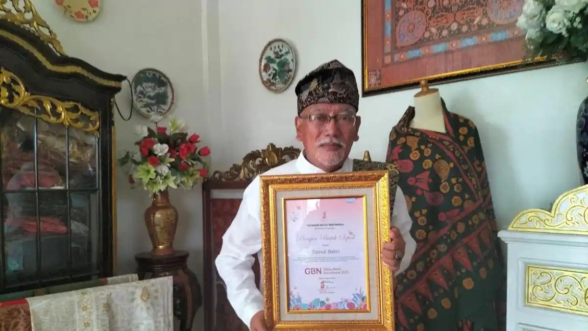 Maestro batik Jambi Datuk Zainul Bahri meninggal dunia. Selama hampir 40 tahun ia melestarikan batik dan menciptakan lebih dari 900 motif.