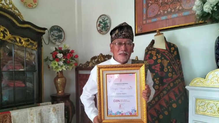 Maestro batik Jambi Datuk Zainul Bahri meninggal dunia. Selama hampir 40 tahun ia melestarikan batik dan menciptakan lebih dari 900 motif.