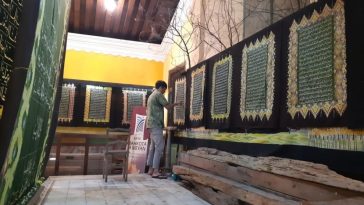 Produksi batik bermotif ayat Al-Qur’an memadukan seni kaligrafi dan batik, namun memunculkan perdebatan etika dalam penggunaan teks suci.