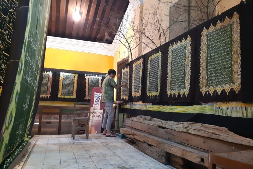 Produksi batik bermotif ayat Al-Qur’an memadukan seni kaligrafi dan batik, namun memunculkan perdebatan etika dalam penggunaan teks suci.