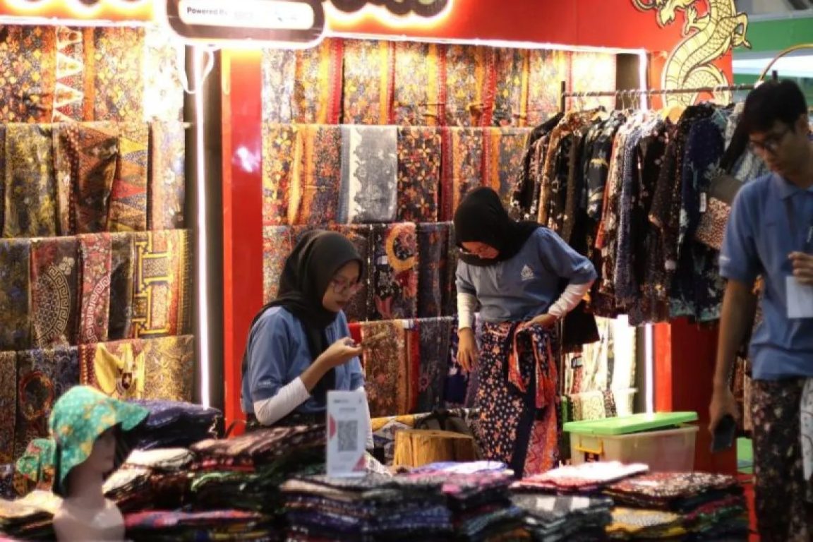 Batik Lasem tampil di Inacraft 2026, UMKM Rembang raih omzet Rp150 juta dan menarik pembeli mancanegara hingga ekspor.