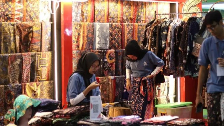 Batik Lasem tampil di Inacraft 2026, UMKM Rembang raih omzet Rp150 juta dan menarik pembeli mancanegara hingga ekspor.
