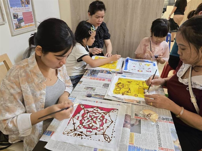 Taiwan gelar kelas membatik saat Hari Kartini, perkuat budaya Indonesia dan apresiasi perempuan imigran serta pekerja migran.