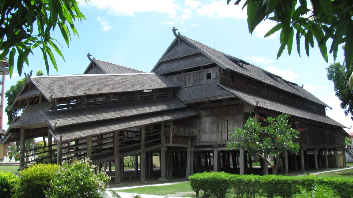 Sejarah Islam di Sumbawa dari animisme hingga kesultanan, berkembang damai, menyatu dengan budaya dan tradisi lokal masyarakat.