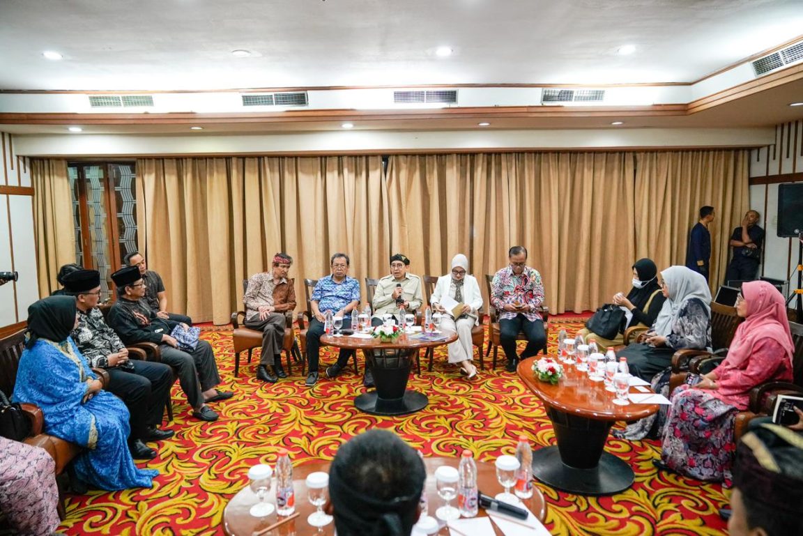 Fadli Zon ajak kolaborasi lintas sektor majukan budaya di Bandung, dorong dana, revitalisasi, dan peran komunitas budaya.