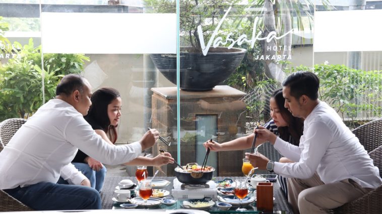 Steamboat Delight hadir di Vasaka Hotel Jakarta, nikmati kuliner hangat rooftop mulai Rp99.000 dengan view kota & promo staycation.