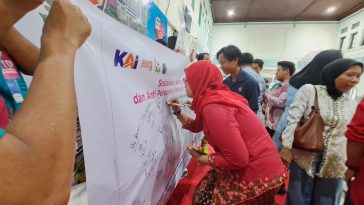 KAI Daop 1 Jakarta sosialisasikan keamanan perjalanan dan pencegahan pelecehan seksual di Stasiun Pasarsenen.