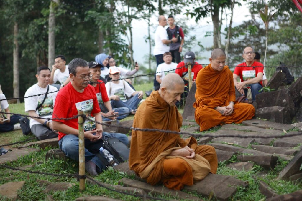 Doa lintas iman di Gunung Padang saat Hari Bumi 2026 gaungkan tobat ekologis, ajak manusia jaga alam dengan kesadaran spiritual.