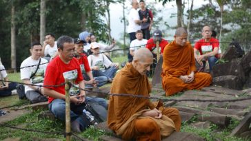 Doa lintas iman di Gunung Padang saat Hari Bumi 2026 gaungkan tobat ekologis, ajak manusia jaga alam dengan kesadaran spiritual.