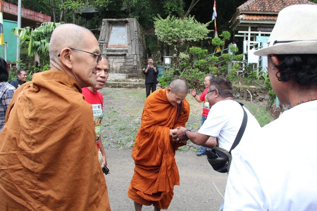 Doa lintas iman di Gunung Padang saat Hari Bumi 2026 gaungkan tobat ekologis, ajak manusia jaga alam dengan kesadaran spiritual.