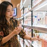 Investigasi kosmetik Indonesia 2026: pasar melonjak, wajib halal, tren global, dan tantangan keamanan di tengah persaingan ketat.
