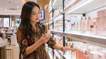 Investigasi kosmetik Indonesia 2026: pasar melonjak, wajib halal, tren global, dan tantangan keamanan di tengah persaingan ketat.