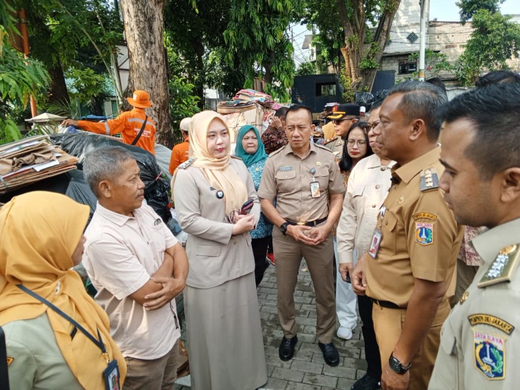 Wali Kota Munjirin resmikan Bank Sampah Makasar Ceria untuk kurangi sampah dari sumber dan atasi overkapasitas Bantargebang. Munjirin tampak berbincang dengan Lurah Kebon Pala Dian Eka Harianti dan Ketua RW 09 Rohedi