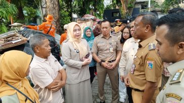 Wali Kota Munjirin resmikan Bank Sampah Makasar Ceria untuk kurangi sampah dari sumber dan atasi overkapasitas Bantargebang. Munjirin tampak berbincang dengan Lurah Kebon Pala Dian Eka Harianti dan Ketua RW 09 Rohedi
