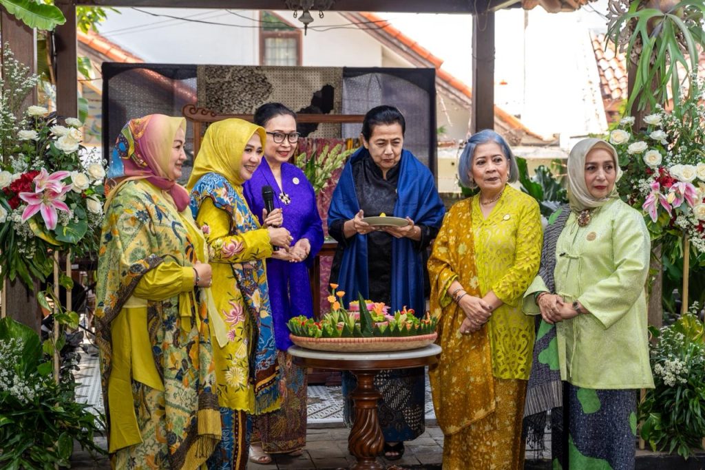 Diskusi tenun Sumba di KCBI Bandung ungkap makna “Tanah, Tangan, dan Tutur” sebagai filosofi wastra Nusantara sarat nilai budaya.
