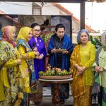 Diskusi tenun Sumba di KCBI Bandung ungkap makna “Tanah, Tangan, dan Tutur” sebagai filosofi wastra Nusantara sarat nilai budaya.