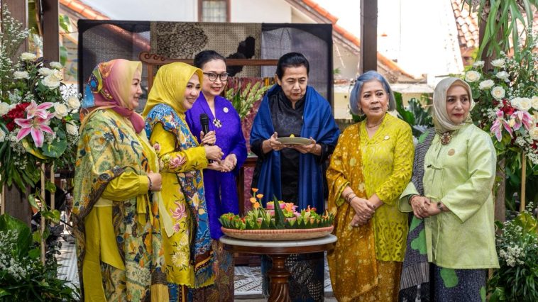 Diskusi tenun Sumba di KCBI Bandung ungkap makna “Tanah, Tangan, dan Tutur” sebagai filosofi wastra Nusantara sarat nilai budaya.