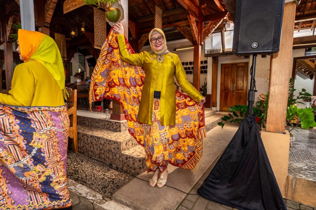 Diskusi tenun Sumba di KCBI Bandung ungkap makna “Tanah, Tangan, dan Tutur” sebagai filosofi wastra Nusantara sarat nilai budaya.