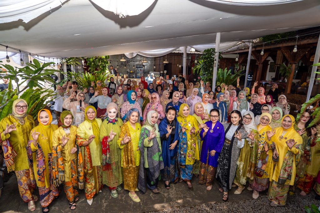 Diskusi tenun Sumba di KCBI Bandung ungkap makna “Tanah, Tangan, dan Tutur” sebagai filosofi wastra Nusantara sarat nilai budaya.