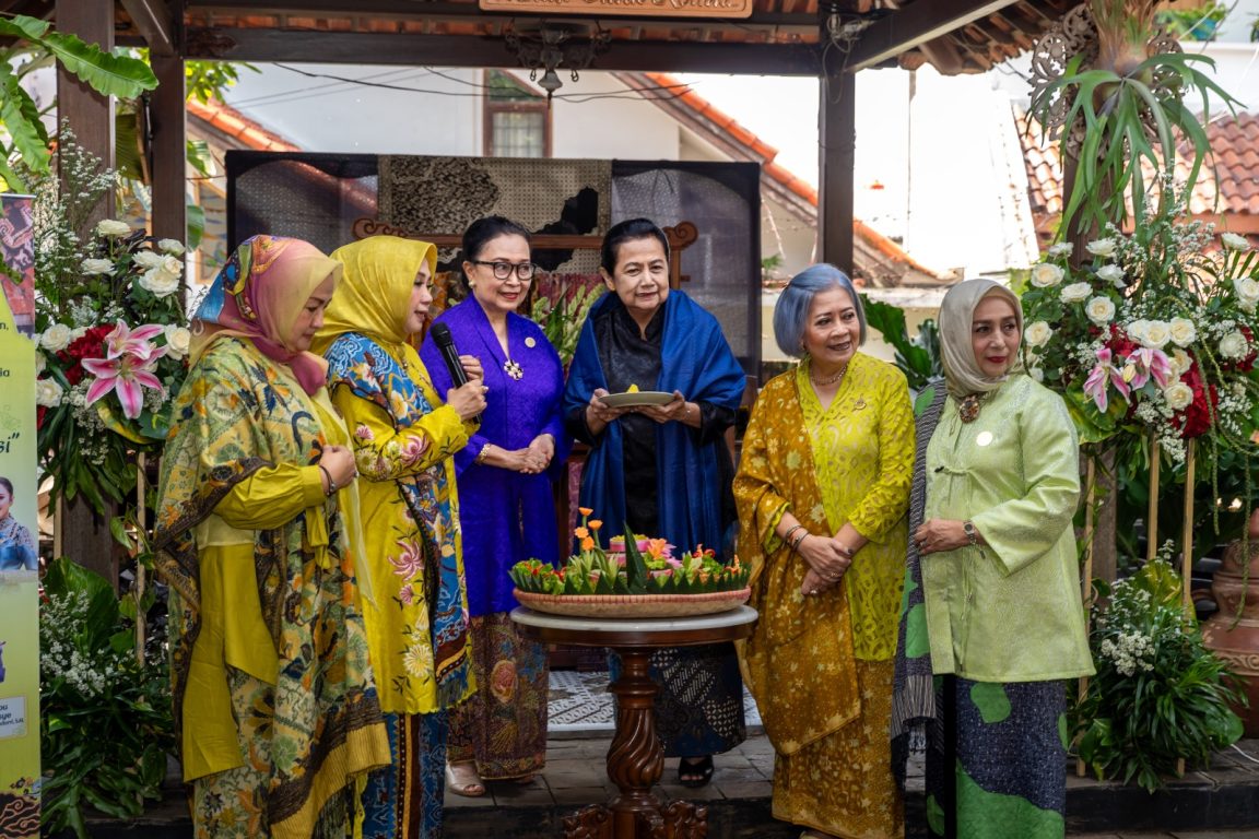 KCBI Bandung rayakan 11 tahun, dorong generasi muda cinta berkain, angkat peran perempuan, dan lestarikan wastra Nusantara.