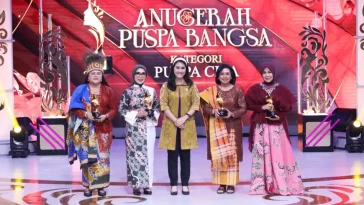 Motif Pesadengan Jember, warisan Sadeng yang makmur, tampil elegan di Anugerah Puspa Bangsa 2026.